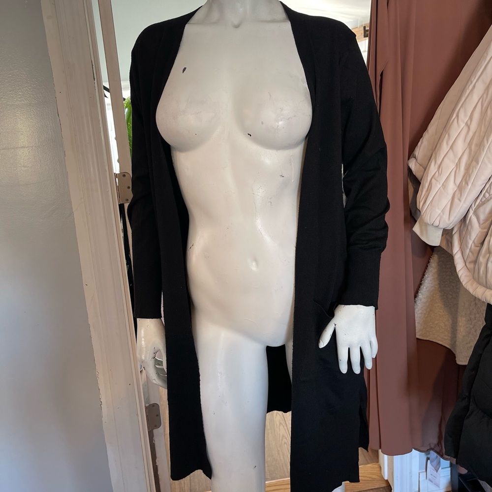 Elegant black cardigan – timeless warmth!